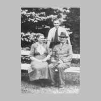 033-0078 Richard Weissfuss mit Ehefrau Lydia, geb. Riemann, und Sohn Heinz Weissfuss .JPG